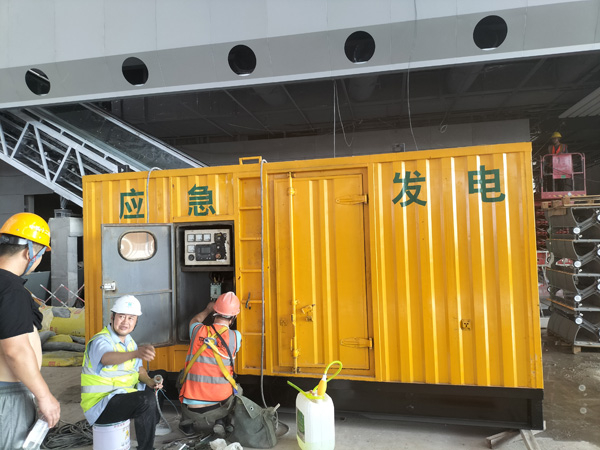 卫辉怎样判断空气滤清器是否需要更换？